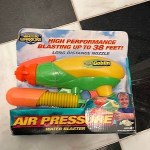 NEW in ORIGINAL PACKAGING WATER BLASTER WATER GUN!